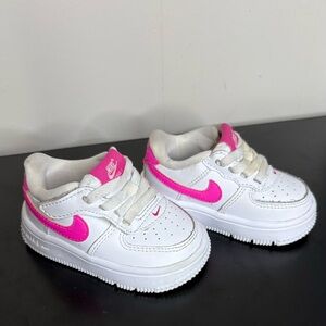 Nike White and Pink Sneakers Classic Design